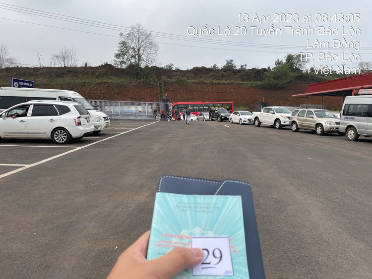 Tài xế khổ sở và "kêu trời" vì xếp hàng chờ lấy số đi đăng kiểm giữa trời nắng nóng gần 40 độ C Tài xế khổ sở và "kêu trời" vì xếp hàng chờ lấy số đi đăng kiểm giữa trời nắng nóng gần 40 độ C