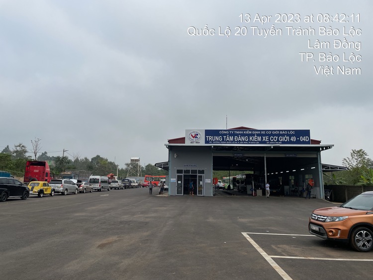 Tài xế khổ sở và "kêu trời" vì xếp hàng chờ lấy số đi đăng kiểm giữa trời nắng nóng gần 40 độ C Tài xế khổ sở và "kêu trời" vì xếp hàng chờ lấy số đi đăng kiểm giữa trời nắng nóng gần 40 độ C