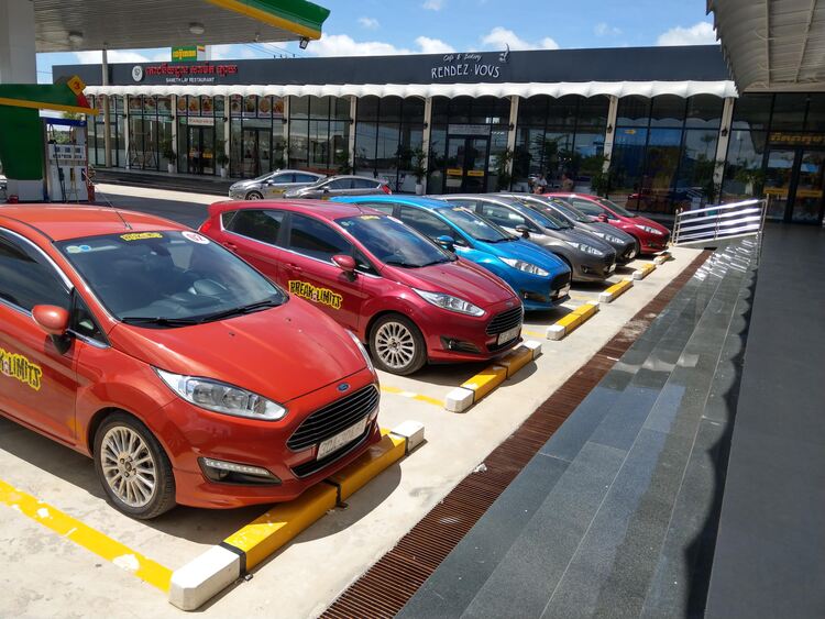 2 vợ chồng cùng 3 con nhỏ Xuyên Việt 5.000 km trong 12 ngày: Niềm đam mê bất tận :) 2 vợ chồng cùng 3 con nhỏ Xuyên Việt 5.000 km trong 12 ngày: Niềm đam mê bất tận :)