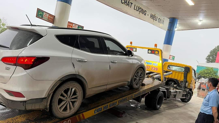 Bơm nhầm Xăng cho xe Hyundai SantaFe Dầu, chủ cây xăng chối trách nhiệm, chủ xe bức xúc bỏ đống tiền sửa xe