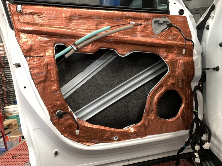 Mazda CX-5 Thi Công Cách Âm Full Xe Với Vật Liệu DrARTEX Tại Autobis