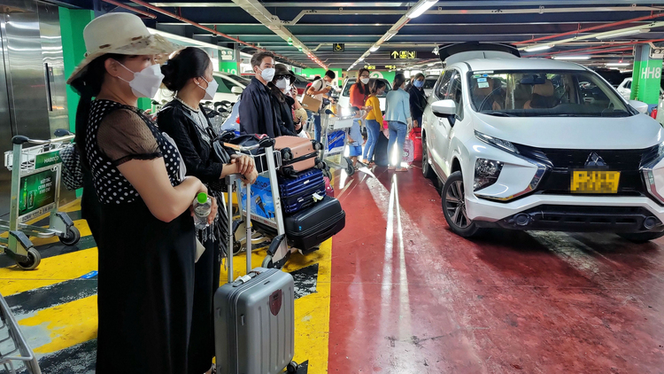 553658-hanh-khach-cho-don-xe-taxi-cong-nghe-tai-nha-xe-san-bay-tan-son-nhat-anh-ngoc-duong-3-6...jpg 553658-hanh-khach-cho-don-xe-taxi-cong-nghe-tai-nha-xe-san-bay-tan-son-nhat-anh-ngoc-duong-3-6...jpg