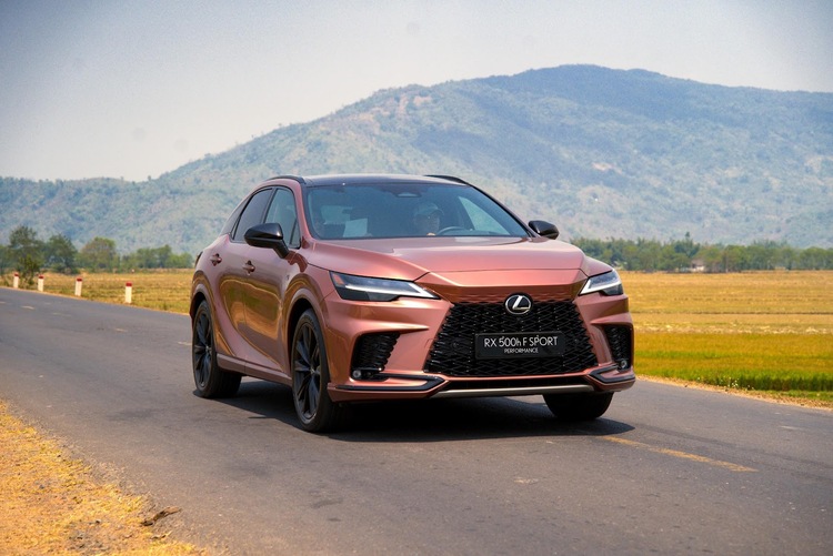 Lexus khám phá cung đường đẹp Việt Nam: mạnh mẽ đầy phấn khích