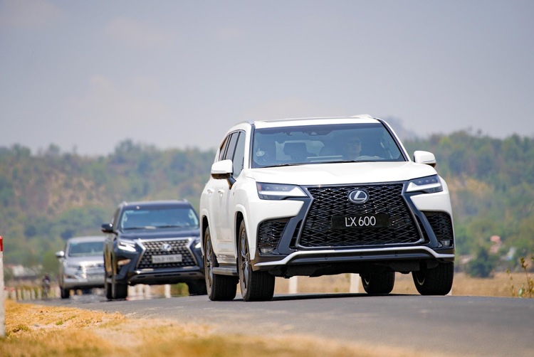 Lexus khám phá cung đường đẹp Việt Nam: mạnh mẽ đầy phấn khích