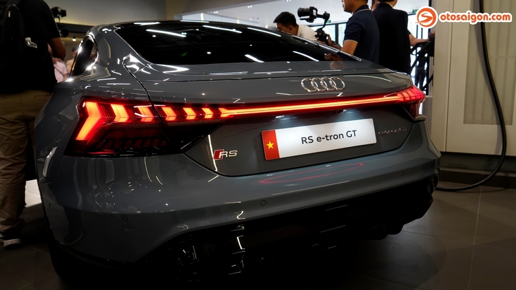 Audi-RS-e-tron-gt-2023-12.jpg