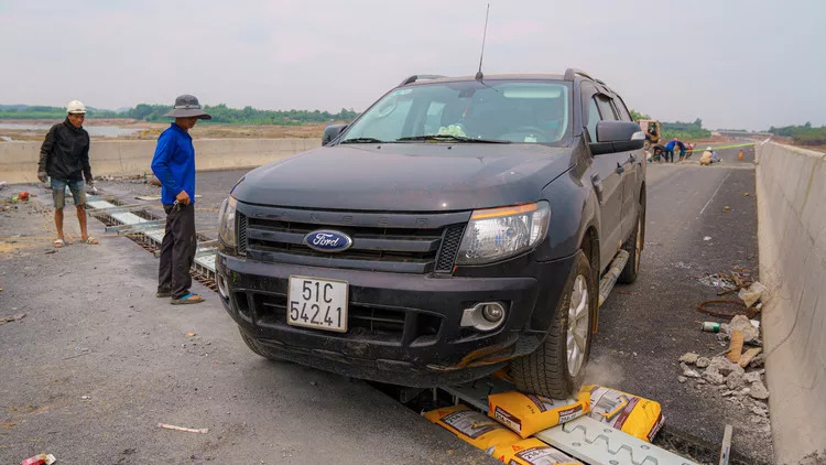 Xe "chạy lụi" trên cao tốc Dầu Giây - Phan Thiết đâm hỏng khe co giãn