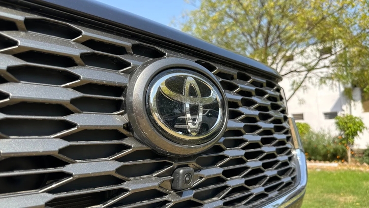 Đại lý bắt đầu nhận cọc Toyota Innova 2023 tại VN, có cả Hybrid và TSS