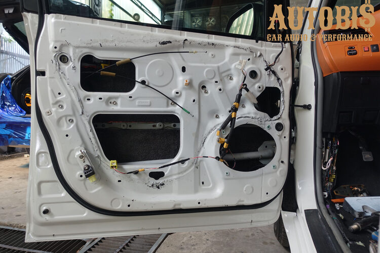 Toyota Sienna Thi Công Nâng Cấp Loa Thương Hiệu Focal, Helix & Cách Âm Với Thương Hiệu DrARTEX Tại Autobis Toyota Sienna Thi Công Nâng Cấp Loa Thương Hiệu Focal, Helix & Cách Âm Với Thương Hiệu DrARTEX Tại Autobis