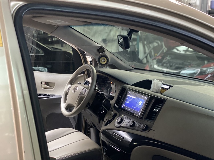 Toyota Sienna Thi Công Nâng Cấp Loa Thương Hiệu Focal, Helix & Cách Âm Với Thương Hiệu DrARTEX Tại Autobis