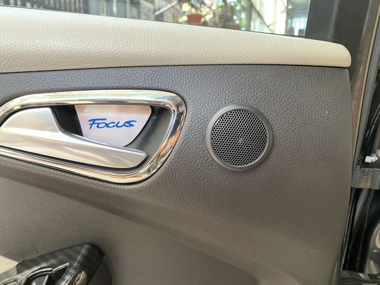 Ford Focus Thi Công Nâng Cấp Loa Với Focal Inside Tại Autobis