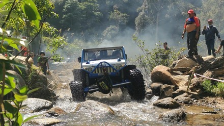 hop mat thu xe offroad.jpg