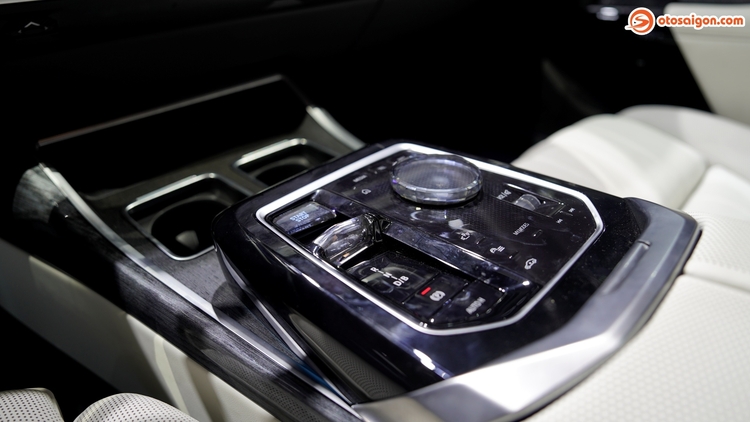 Chi tiết sedan sang chạy điện cỡ lớn BMW i7 2023 tại VN, sạc 10-80% trong 34 phút, di chuyển 625 km/lần sạc