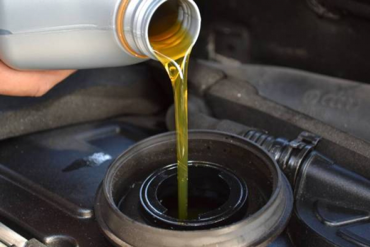 Các hãng xe nói gì khi xe mình hao dầu quá mức ?