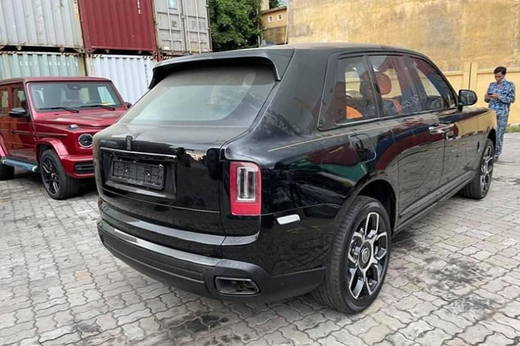 Xe Rolls-Royce Cullinan 40 tỷ bị bỏ rơi tại Cảng Hải Phòng