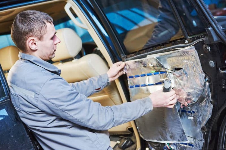 Kỹ thuật viên đang thực hiện cách âm cánh cửa.jpg Kỹ thuật viên đang thực hiện cách âm cánh cửa.jpg