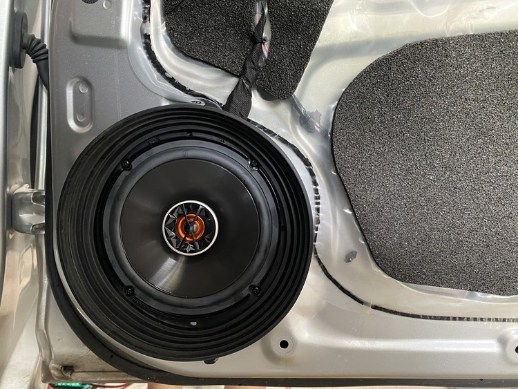 Mitsubishi Xpander Thay Thế Loa Zin Với Thương Hiệu JBL & Rockpower R7 Tại Autobis