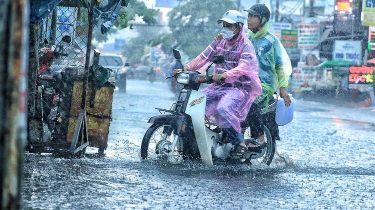 Nhiều tuyến đường ở TP.HCM ngập sâu sau cơn mưa kéo dài: Xe chết máy hàng loạt