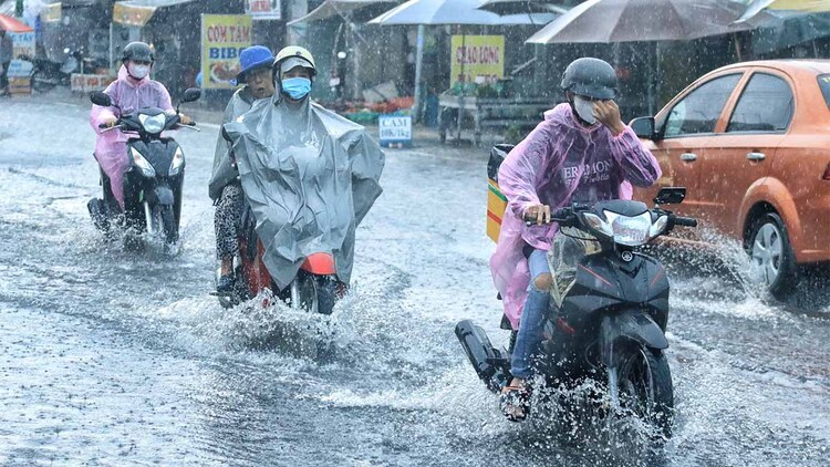 Nhiều tuyến đường ở TP.HCM ngập sâu sau cơn mưa kéo dài: Xe chết máy hàng loạt