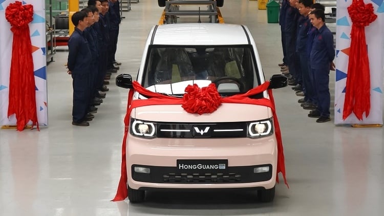 Chiếc Wuling HongGuang MiniEV đầu tiên xuất xưởng tại Việt Nam, sắp bán ra chính thức