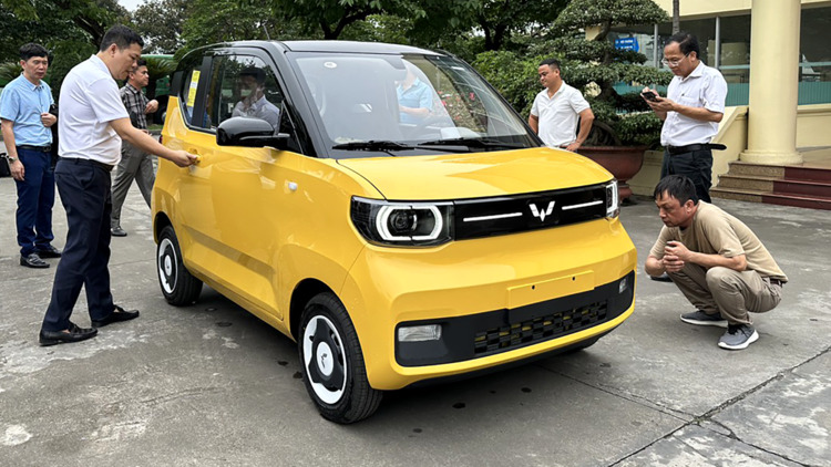 Chiếc Wuling HongGuang MiniEV đầu tiên xuất xưởng tại Việt Nam, sắp bán ra chính thức Chiếc Wuling HongGuang MiniEV đầu tiên xuất xưởng tại Việt Nam, sắp bán ra chính thức