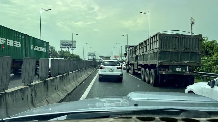 CST chặn lối vào cao tốc HCM-Long Thành vì kẹt xe nặng