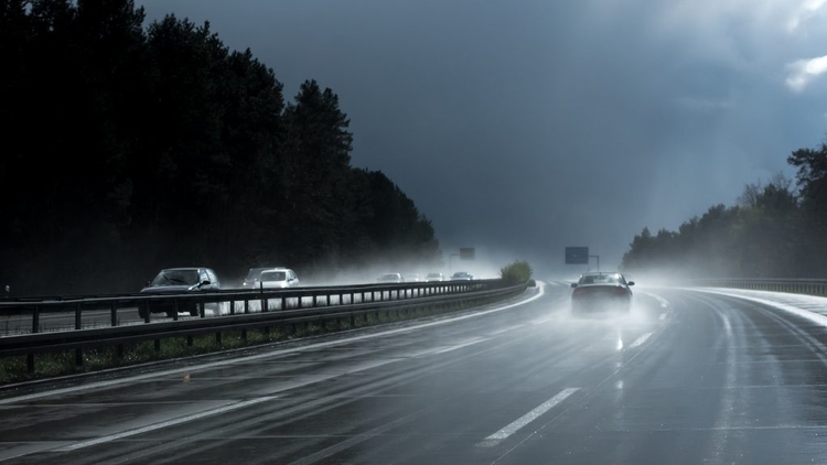 Kinh nghiệm lái xe trên cao tốc ban đêm, trời mưa