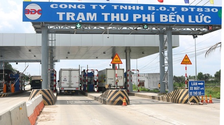 tram thu phi Duc Hoa.jpg