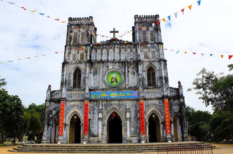 Miền Trung mùa hoa phượng đỏ (Ban Mê - Măng Đen - Trường Sơn Đông - Tuy Hoà - Nha Trang - Saigon)