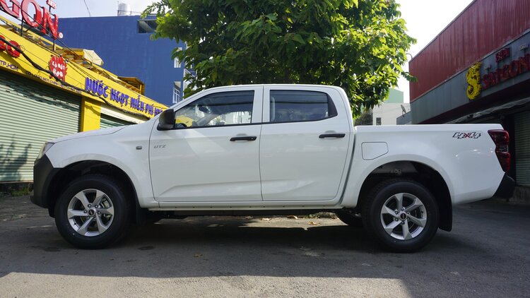 Isuzu Dmax 2023 chuẩn bị về thêm dòng 4x4 MT nhé!