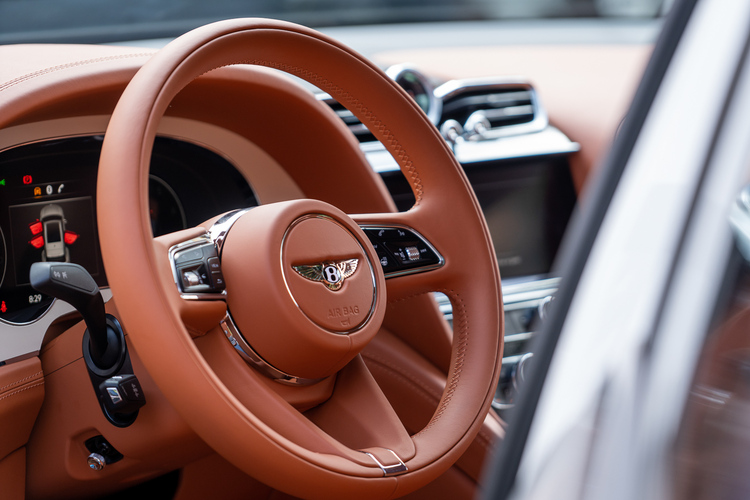 Bentley Bentayga EWB Azure có giá từ 18,5 tỷ đồng - Kỷ nguyên mới của "Sức khỏe sau tay lái"