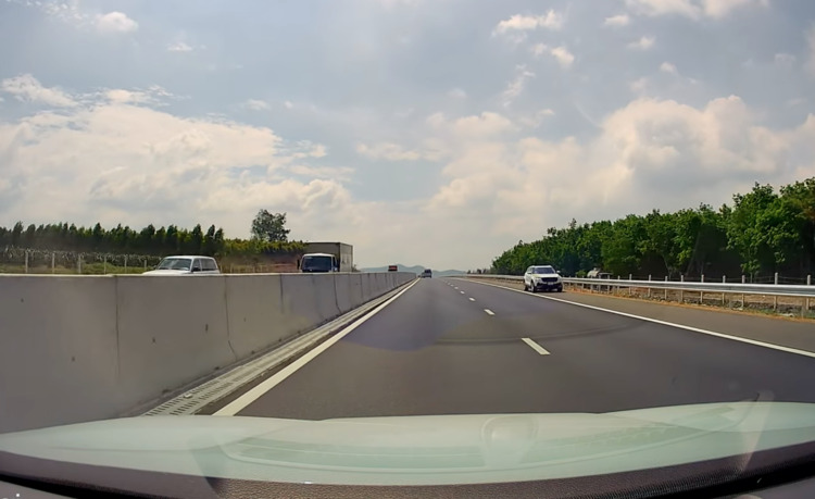Thêm một xe bán tải chạy ngược chiều trên cao tốc Nha Trang - Cam Lâm