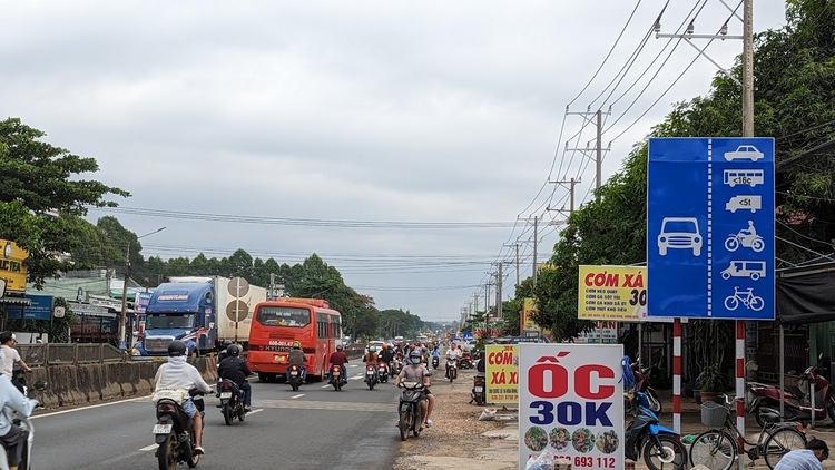 Biển báo chia làn trên QL1, đoạn qua Trảng Bom - Đồng Nai bất cập, khó hiểu