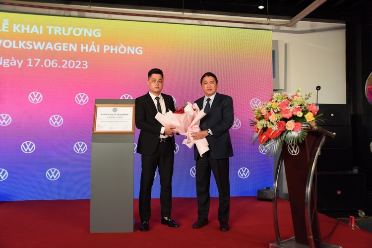 2. Ông Nguyễn Hoàng Minh Tiến - Tổng Giám đốc Volkswagen Việt Nam trao chứng nhận đại lý cho Ô...JPG