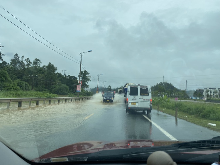 Xuyên Việt ven biển và cung Đông Bắc trong 20 ngày bằng Kona Xuyên Việt ven biển và cung Đông Bắc trong 20 ngày bằng Kona