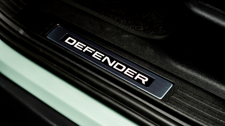 land-rover-defender-75th-limited-edition-18.jpg