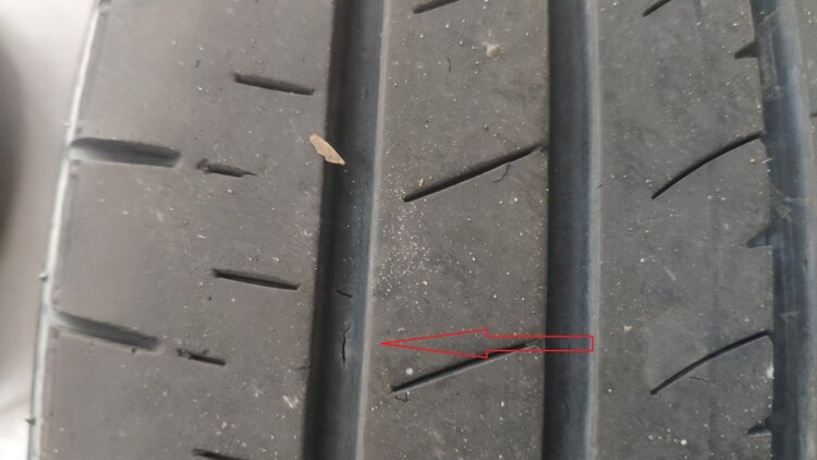 Lốp bị nứt nhẹ như vậy có cần thay chưa?
