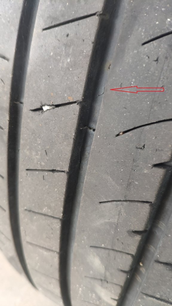 Lốp bị nứt nhẹ như vậy có cần thay chưa?