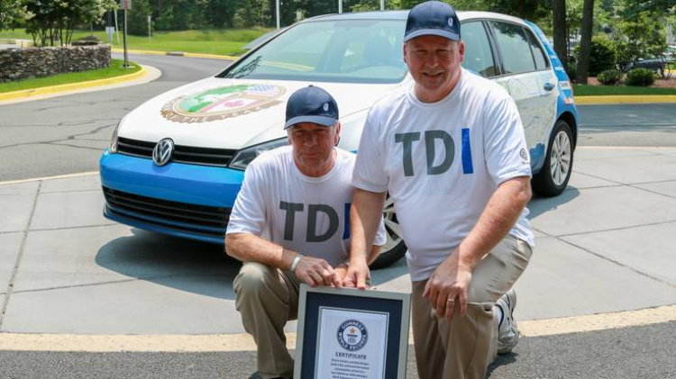 Golf TDI Clean Diesel thiết lập kỷ lục Guinness khi tiêu thụ 2,9 lít/100 km