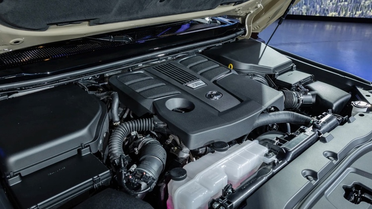 Lexus GX 2024 engine.jpg