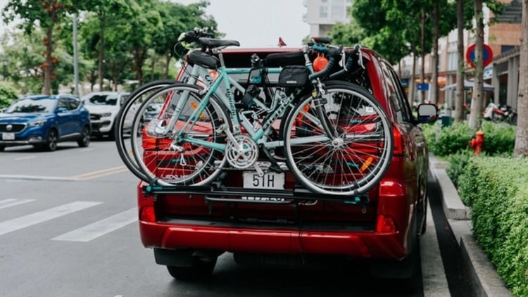Hỏi về quy định giá treo xe đạp trên xe hơi, có vi phạm luật giao thông?