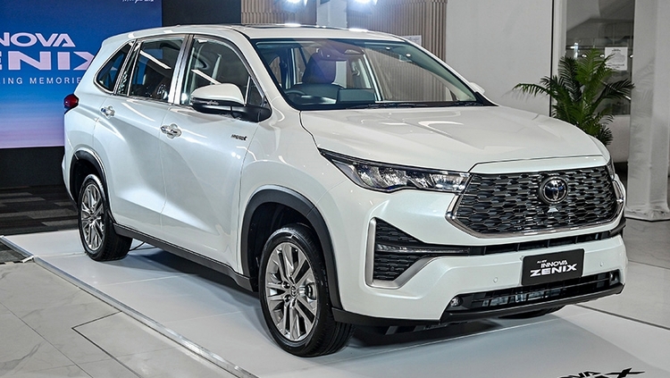 Toyota_Innova_Zenix_Premium_5.jpg