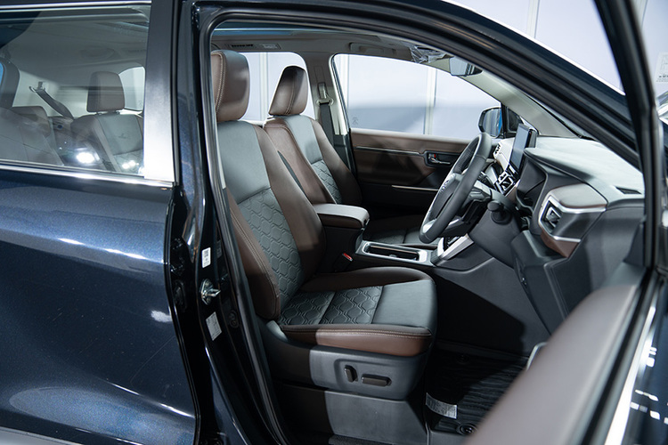 Toyota_Innova_Zenix_Premium_70.jpg