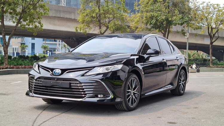 Bấm được biển ngũ quý 2, Toyota Camry 2023 bán lại ngang giá Lexus