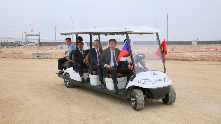 2023-04-22 Thủ tướng Séc thăm dự án nhà máy Skoda tại Quảng Ninh 2.jpg