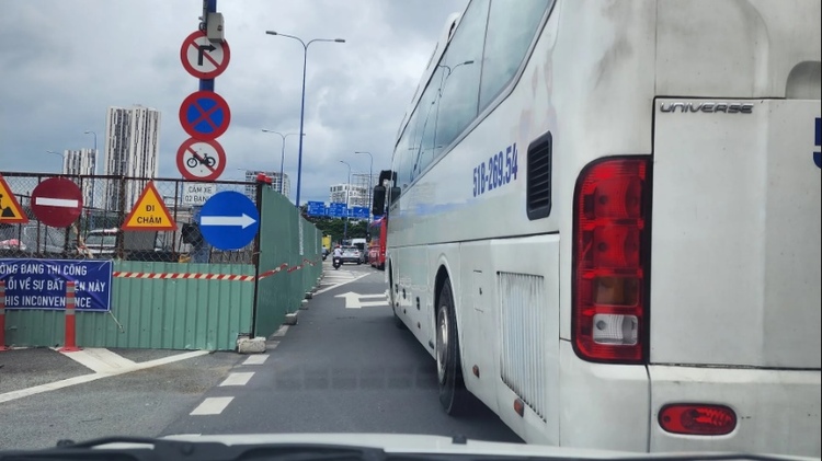 Giao lộ Mai Chí Thọ -Đồng Văn Cống: Đơn vị thi công vô ý thức chặn lane lane quay đầu