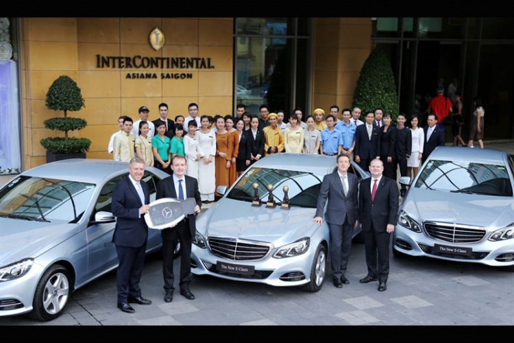 InterContinental Asiana Saigon trang bị xe đưa đón E-Class màu bạc kim cương hoàn toàn mới