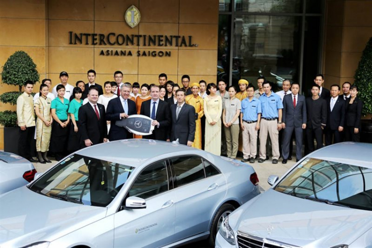 InterContinental Asiana Saigon trang bị xe đưa đón E-Class màu bạc kim cương hoàn toàn mới