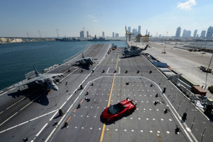 Siêu xe Lamborghini Veneno Roadster 3,3 triệu € ra mắt trên tàu sân bay tại Abu Dhabi