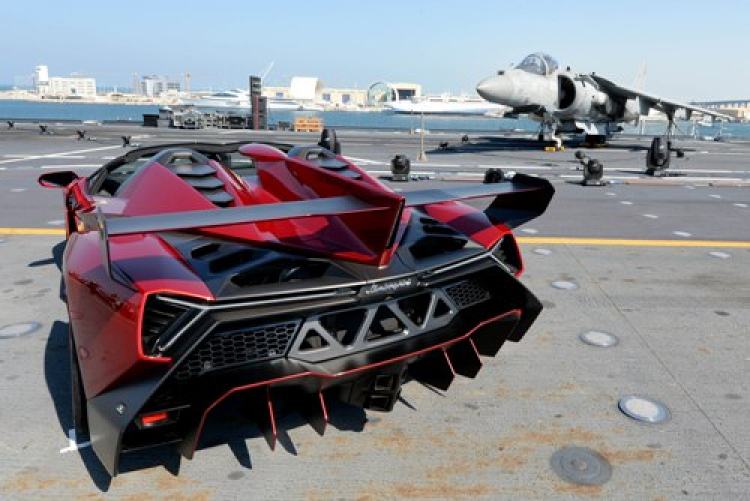 Siêu xe Lamborghini Veneno Roadster 3,3 triệu € ra mắt trên tàu sân bay tại Abu Dhabi