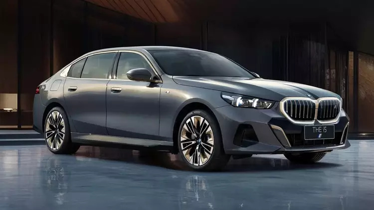 BMW 5 Series và i5 2024 "khác lạ" khi ra mắt tại Trung Quốc